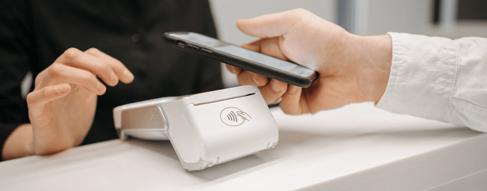 Pago contactless NFC con Spartan Pay - terminal POS bajo costo para negocios hispanos